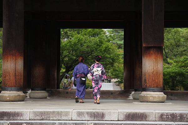 南禪寺的夏日旅人