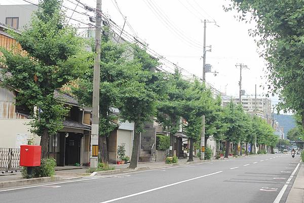 京都心靈散步-京都早晨。從四条烏丸往神泉苑。人情喫茶チロル