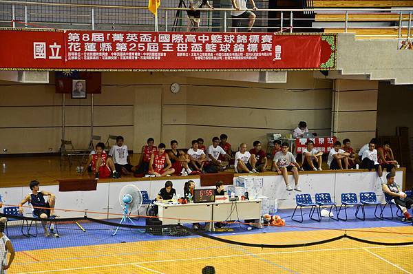 這是我第一次看泰傑穿紅色!