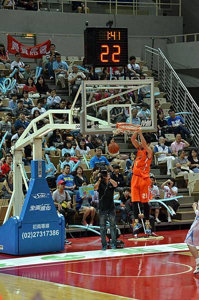 只能說場邊high翻