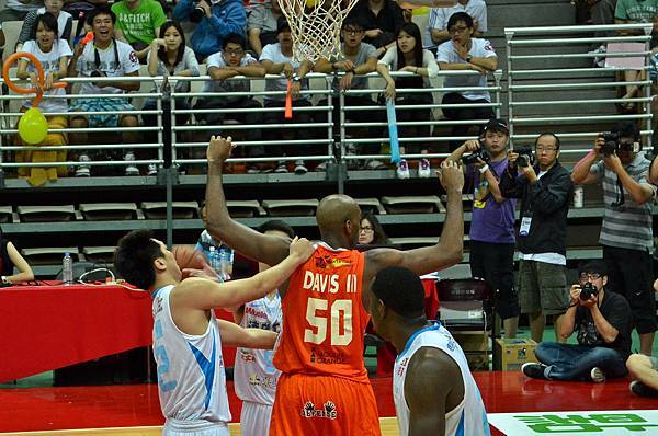 林先生死抓著Davis的肩膀不放