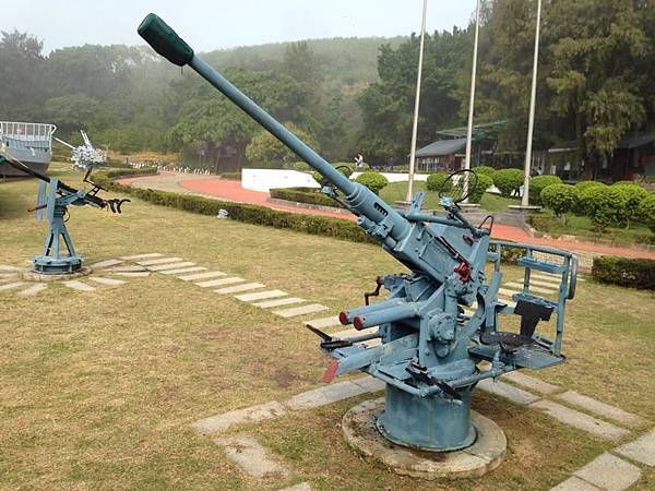 翟山坑道是屬於海軍運補坑道，設計成船隻可以運補戰車、物資等直接開船進入坑道。— 在翟山坑道。6.jpg