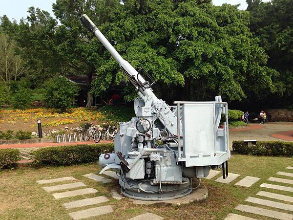 翟山坑道是屬於海軍運補坑道，設計成船隻可以運補戰車、物資等直接開船進入坑道。— 在翟山坑道。8.jpg