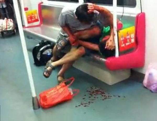 地鐵搶座男子撕咬 血濺車廂