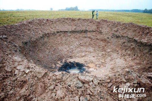 俄羅斯驚現圓形大坑 疑似外星人登陸地球