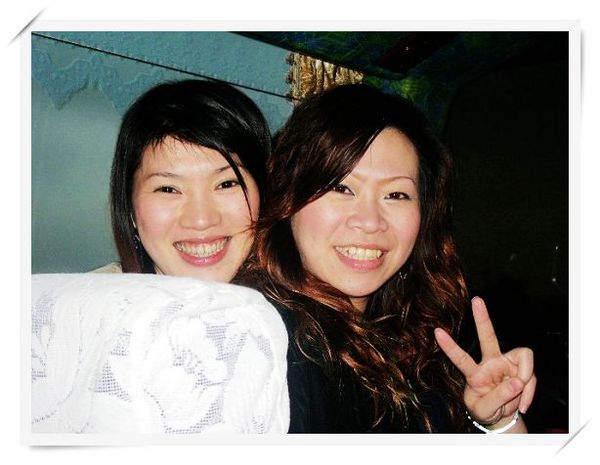 Eva&amp;Lisa(遊覽車上).jpg