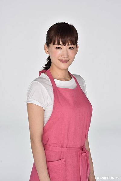 在《嬌妻出沒注意》中,綾瀨遙飾演擁有神秘過去的雙面嬌妻.jpg 在《嬌妻出沒注意》中,綾瀨遙飾演擁有神秘過去的雙面嬌妻.jpg