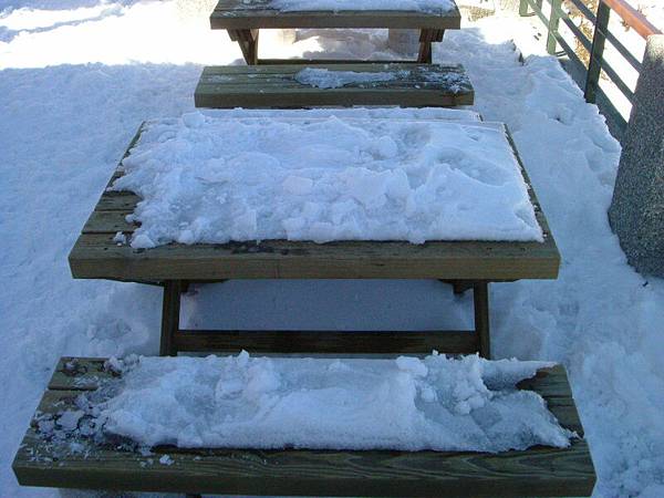 冰做的桌墊和椅墊