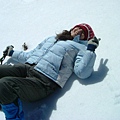 躺在雪地裡