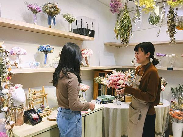 喜歡生活乾燥花店-店員認真講解畫面.jpg 喜歡生活乾燥花店-店員認真講解畫面.jpg