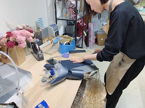 母親節花束推薦,花藝師正在包裝花束中.JPG 母親節花束推薦,花藝師正在包裝花束中.JPG