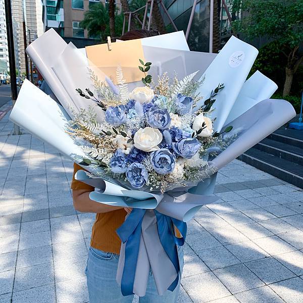 藍色永生花束,喜歡生活乾燥花店送花服務區域:金山區,板橋區,汐止區,深坑區,石碇區,瑞芳區,平溪區,雙溪區,貢寮區,新店區,坪林區,烏來區,永和區,中和區,土城區,三峽區,樹林區,鶯歌區,三重區,新莊區,泰山區,林口區,蘆洲區,五股區,八里區,淡水區,三芝區,石門區都有代客送花服務.JPG 藍色永生花束,喜歡生活乾燥花店送花服務區域:金山區,板橋區,汐止區,深坑區,石碇區,瑞芳區,平溪區,雙溪區,貢寮區,新店區,坪林區,烏來區,永和區,中和區,土城區,三峽區,樹林區,鶯歌區,三重區,新莊區,泰山區,林口區,蘆洲區,五股區,八里區,淡水區,三芝區,石門區都有代客送花服務.JPG