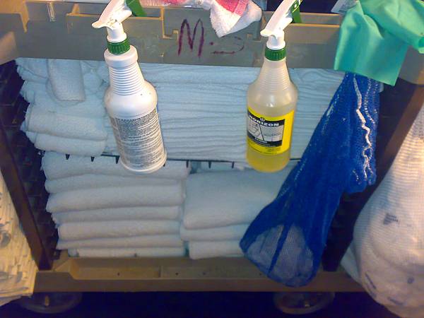 很多毛巾跟其中兩種清潔劑