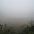 遠遠的翠峰湖~都被霧檔住了