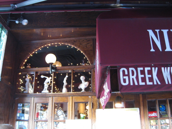 餐廳門口跟很多小希臘石膏像