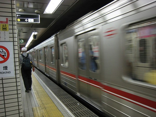 20071006搭乘御堂筋線去梅田3.jpg