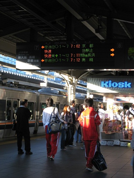 20071006JR梅田前往京都方面的第8月台指示.jpg