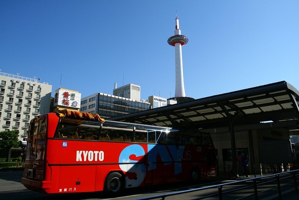 20071006京都車站前的觀光KYOTO SKYBUS和京都塔.jpg