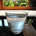 20071006よーじやカフェ銀閣寺店冰水杯上也有大頭娃娃.jpg