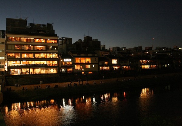 20071006祇園夜間鴨川.jpg