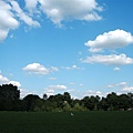 藍天、白雲、和綠地