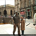 Annie跟火車站前的雕像