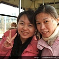 Anita and Lillian在電車上