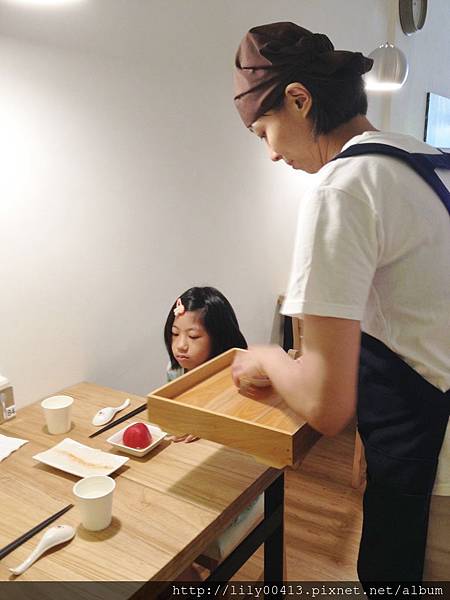 店員送涼醋蕃茄上桌