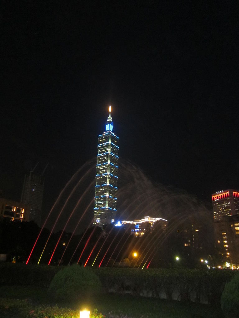 160826晚國父紀念館前大家低頭瘋抓寶 (3).JPG