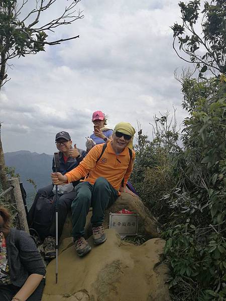 1071030皇帝殿北峰登山口上縱走西峰下