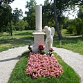 這就是莫札特的墓碑了，有花唷