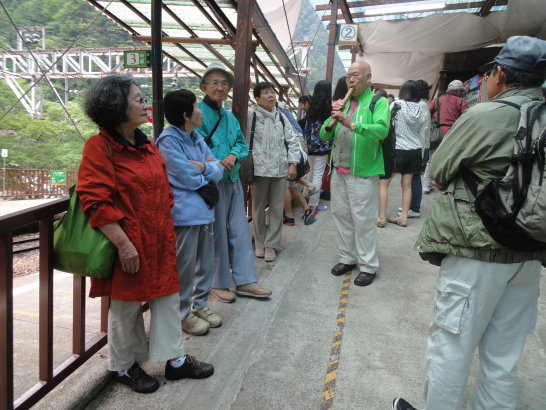 團員阿伯 常在北市孔廟吹簫 走道哪 吹到哪 蕭聲如怨如慕.jpg