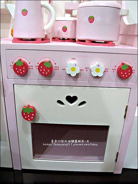 2011-1225-Yuki 4歲生日禮物-Mother Garden 木製玩具大草莓粉紅廚房組 (4)
