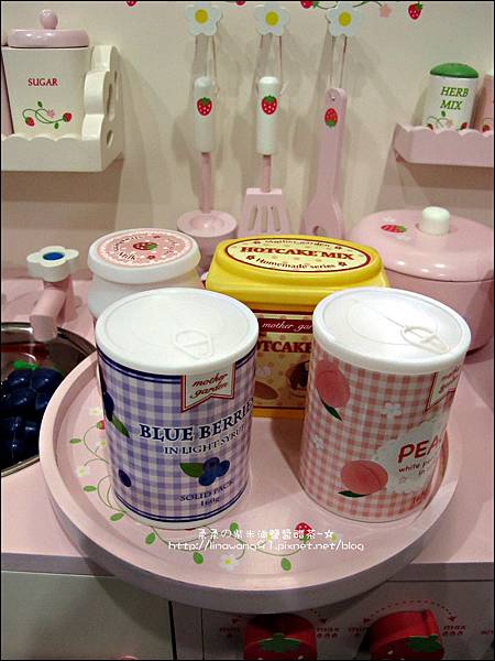 2011-1225-Yuki 4歲生日禮物-Mother Garden 木製玩具大草莓粉紅廚房組 (5)