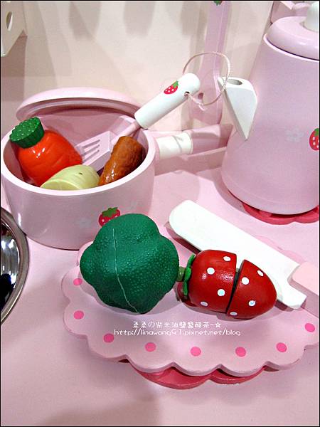 2011-1225-Yuki 4歲生日禮物-Mother Garden 木製玩具大草莓粉紅廚房組 (9)