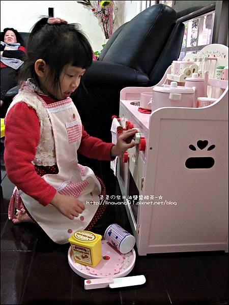 2011-1225-Yuki 4歲生日禮物-Mother Garden 木製玩具大草莓粉紅廚房組 (17)