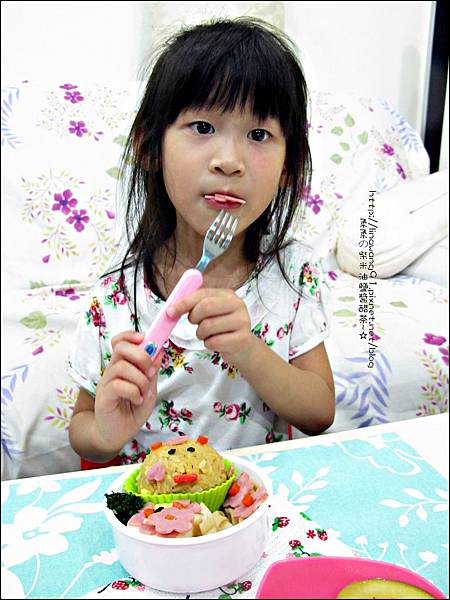 2012-0801-Yuki 4Y7M-上幼稚園第一天下課回家吃便當 (2)
