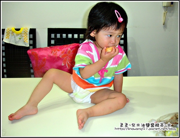 YUKI-1歲6個月爬上餐桌偷拿水果吃.jpg