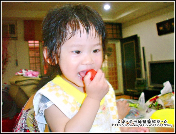 YUKI吃番茄.jpg