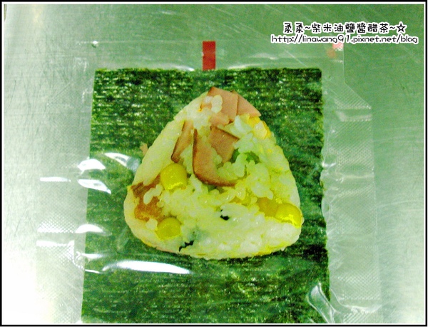 野餐盒-飯糰平鋪在海苔.jpg