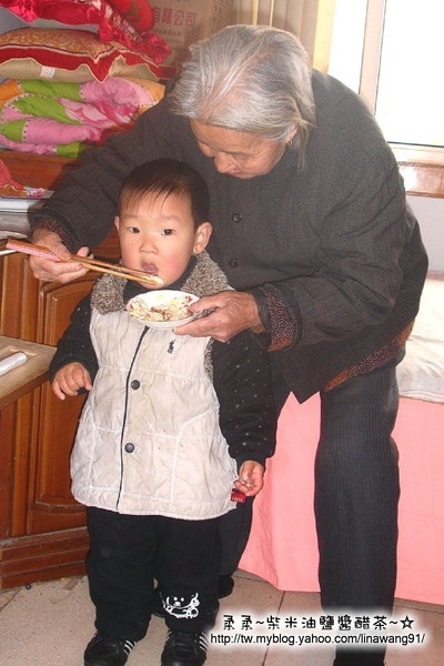 大陸-青島-二大娘餵孫子吃飯.jpg