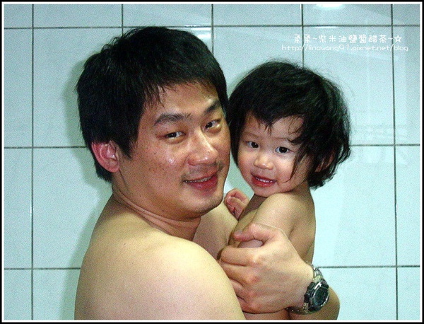 1歲5個月-爸爸陪我洗澡澡.jpg