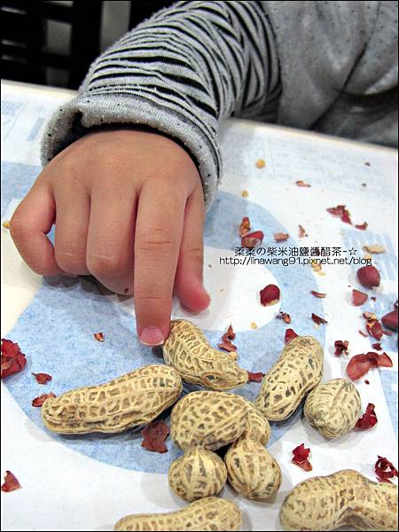 2010-1107 -Yuki 2Y10M幫忙拔花生米 (4).jpg