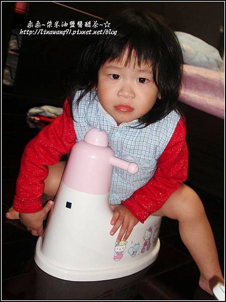 yuki終於學會用小馬桶上廁所-2009-1218 .jpg