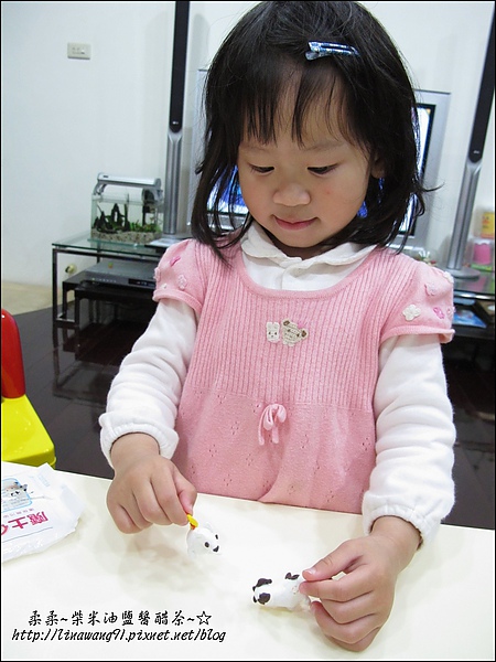 YUKI-2歲3個月玩黏土2010-0409 (6).jpg