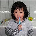 2010-0313 -Yuki2Y3M開始懂得要刷牙.jpg