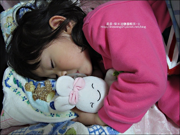 2010-0417 -Yuki2Y4M睡覺還要吸奶嘴抱娃娃.jpg