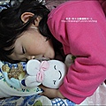 2010-0417 -Yuki2Y4M睡覺還要吸奶嘴抱娃娃.jpg