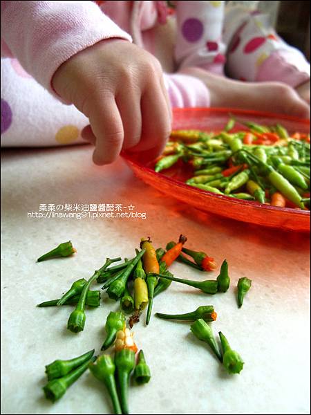 2010-1103-Yuki 2Y10M幫忙拔小椒椒 (3).jpg