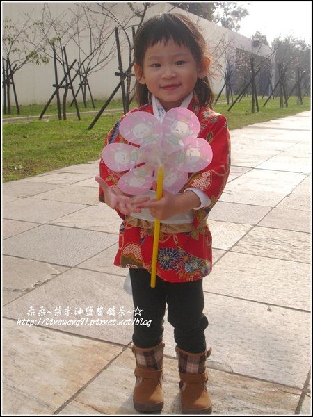 2010-0131-玻璃工藝博物館紅色和服外拍.jpg